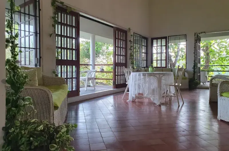 Entrance hall with traditional décor